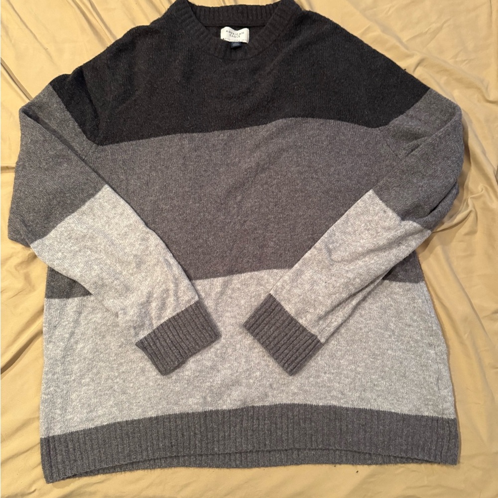 American Eagle 🦅 men’s xl soft black and gray lightweight sweater.